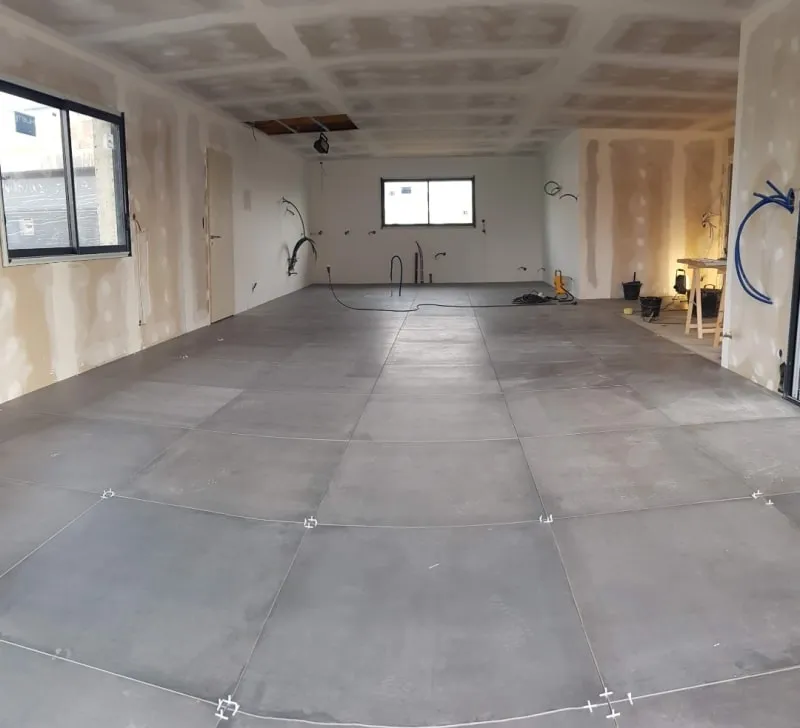 Pièce en cours de rénovation avec carrelage grand format posé au sol et croisillons autonivelants