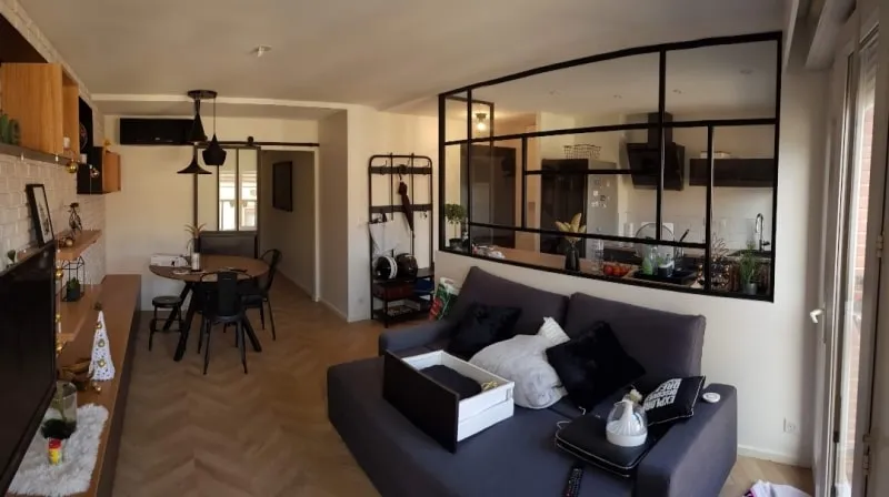 Appartement rénové avec verrière d'atelier entre cuisine et séjour et parquet en point de Hongrie