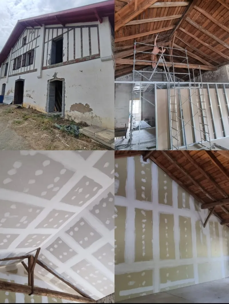 Rénovation d'une maison basque à colombages : façade avant travaux, échafaudage intérieur et doublage placo sous charpente apparente