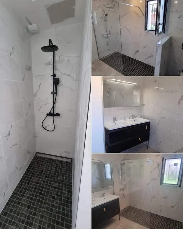Salle de bains rénovée avec douche à l'italienne, carrelage effet marbre et sol en mosaïque noire
